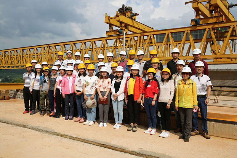 1532069771592977.jpg 全體新員工在九龍?zhí)卮髽蛑屏簣鰠⒂^學習.jpg