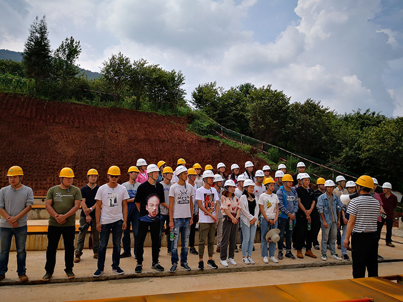 1532069785138691.jpg 項目副經(jīng)理郎驍為新員工詳細介紹項目情況.jpg