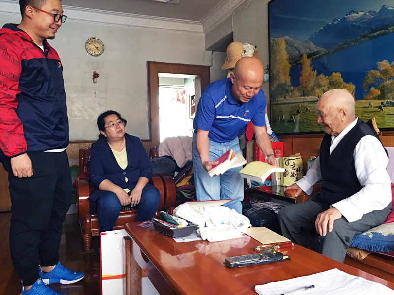 1533709578511647.jpg 書籍及慰問(wèn)金.jpg