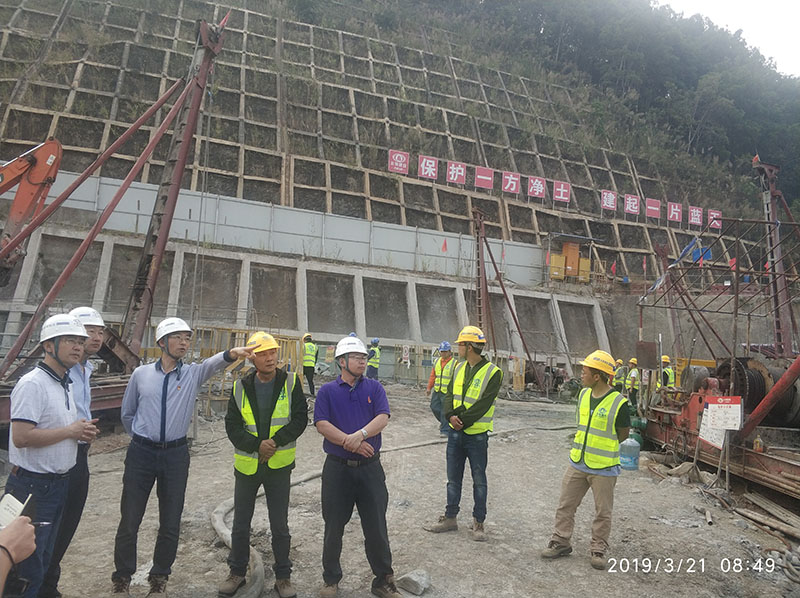 1553650003408629.jpg 謝書記一行檢查6#承臺.jpg