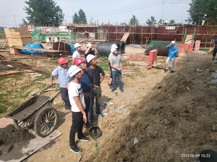 執(zhí)行項(xiàng)目經(jīng)理李恩懷帶隊(duì)到張寨鎮(zhèn)污水處理廠檢查指導(dǎo).jpg