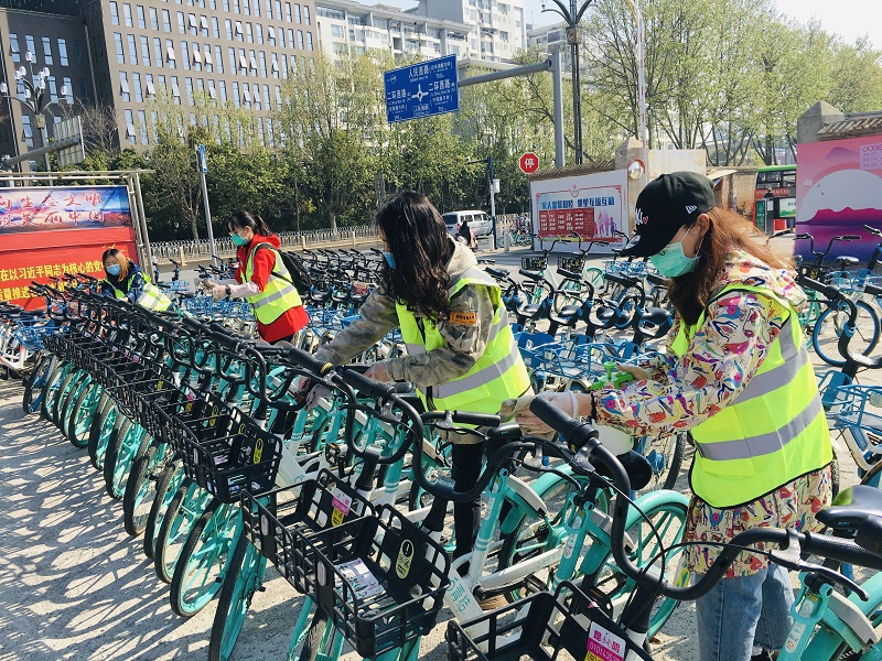1584579362611438.jpg 團(tuán)員們對(duì)共享單車進(jìn)行清潔.jpg