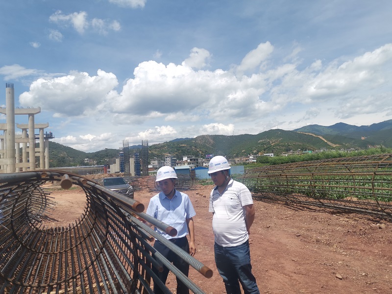 1592210184112183.jpg 夏雙仁現(xiàn)場指導(dǎo)工作(2).jpg