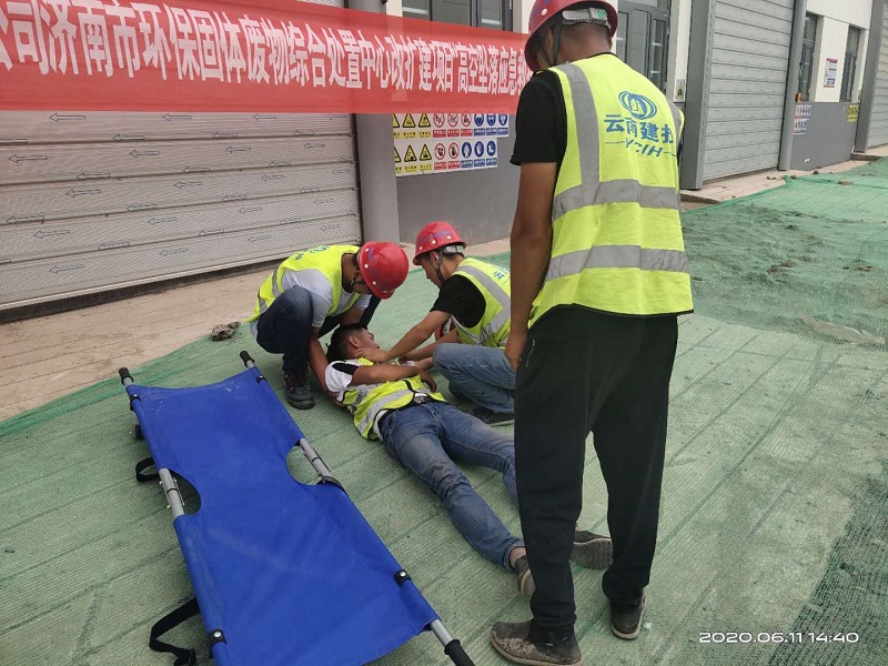 1592971443778898.jpg 濟(jì)南項目高墜演練救治受傷人員.jpg