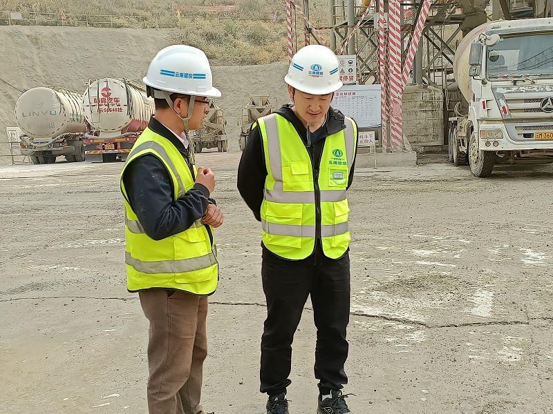 1617330283733785.jpg 聽(tīng)取項(xiàng)目部負(fù)責(zé)人匯報(bào).jpg