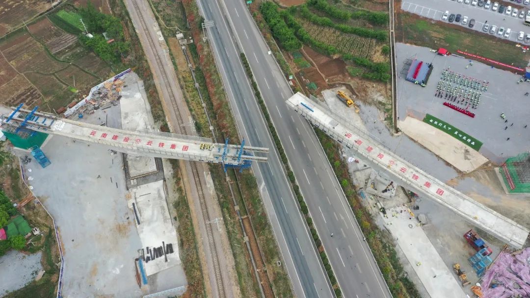 2022-04-18-國內(nèi)首座！祥云財富工業(yè)園區(qū)鐵路專用線茨坪村特大橋轉(zhuǎn)體成功（21號墩轉(zhuǎn)體中）.jpg