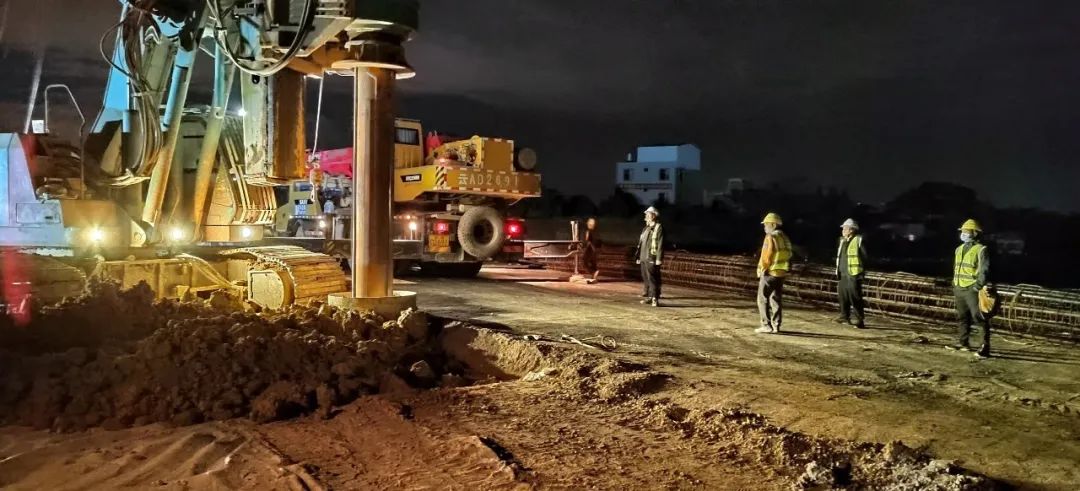 1665974610846128.jpg 2022-10-17-滇南有軌電車(chē)M1支線涉鐵段工程順利完成樁基施工.jpg