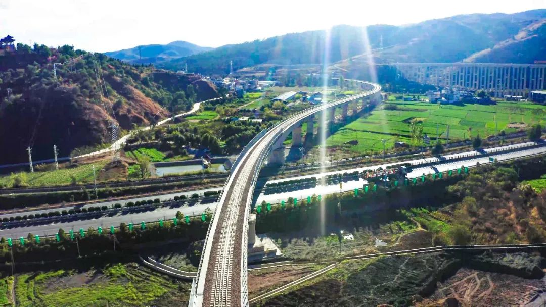 1672712443865512.jpg 2022-12-29-云南省最大鐵路專用線——祥云財(cái)富鐵路專用線開(kāi)通運(yùn)營(yíng)5.jpg