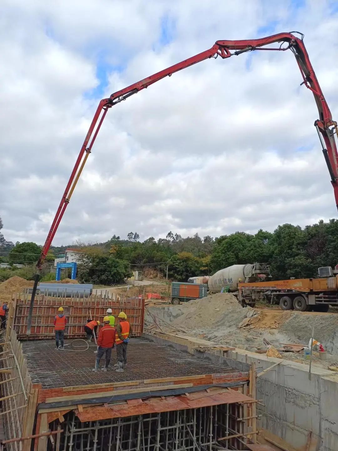 1674003754550818.jpg 2023-1-18-菱溪水庫中化應(yīng)急備用管道下穿杭深線竹嶺特大橋框架涵主體完工.jpg