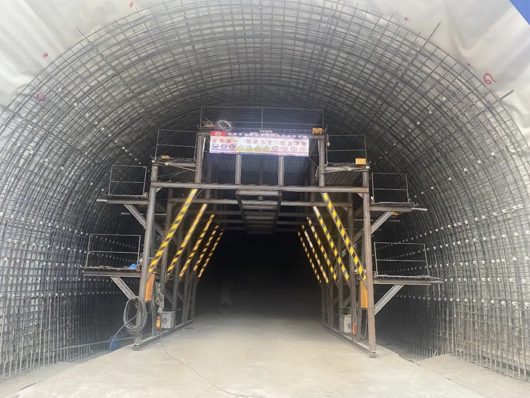 2023-2-27-賓鶴高速黃坪3號(hào)隧道首模二襯順利完成澆筑.jpg