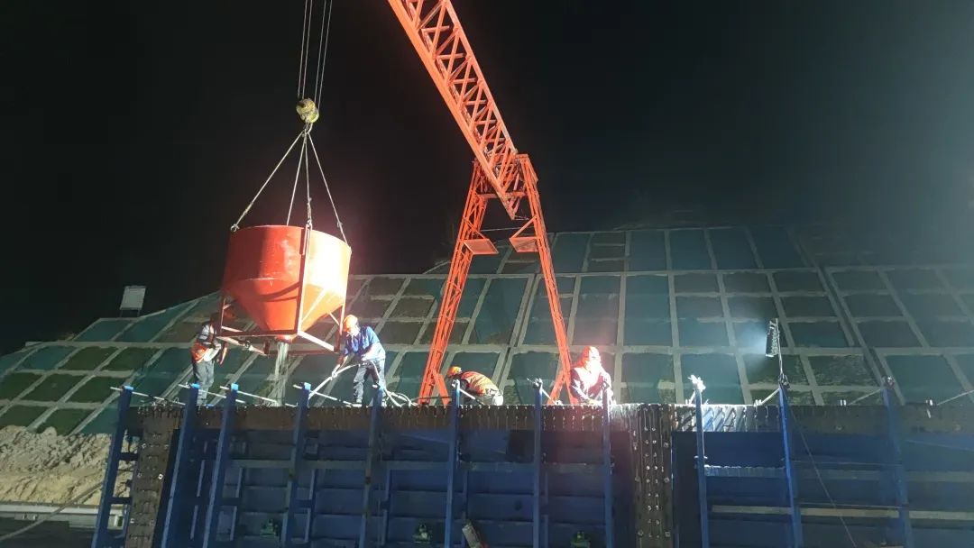 2023-3-2-那興項(xiàng)目首片40米T梁順利澆筑 金光祥到現(xiàn)場指導(dǎo).jpg