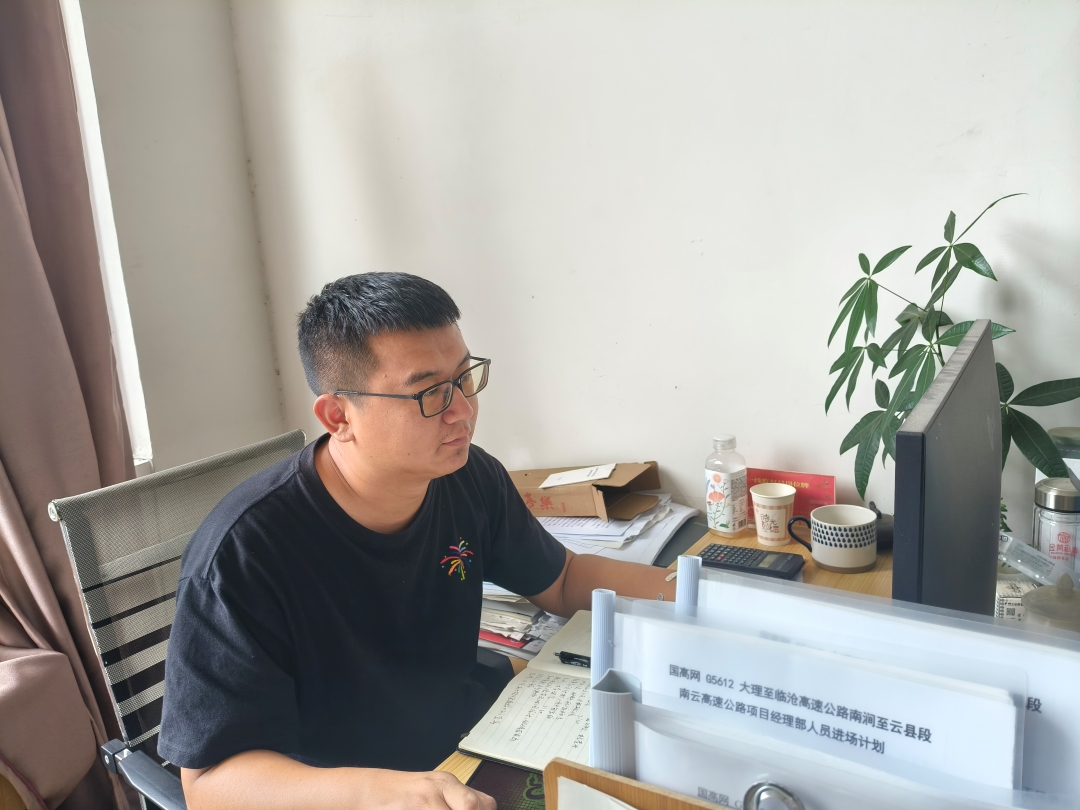 1765415757767002.jpg 南云項目部青年在開展計量工資—郭李強 (2).jpg